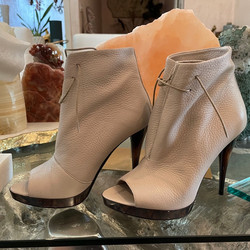 Authentic Burberry Horn Jenkin 115 ankle boot